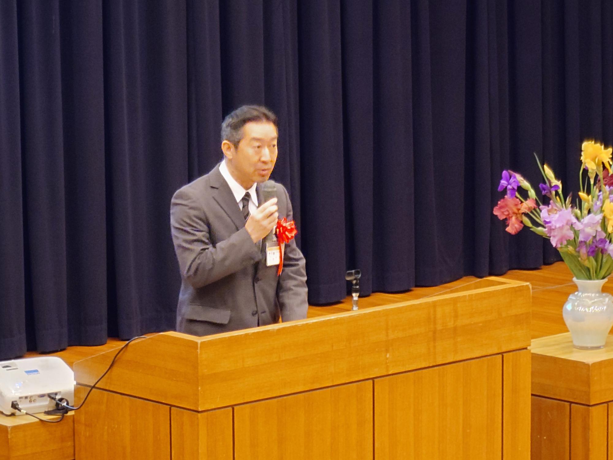 挨拶する生涯学習課長