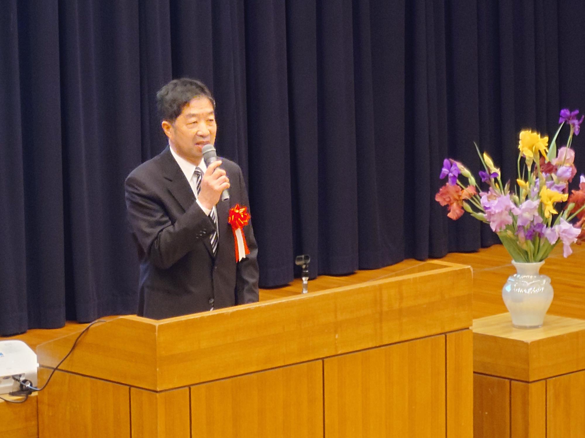 挨拶する県生涯学習センター所長