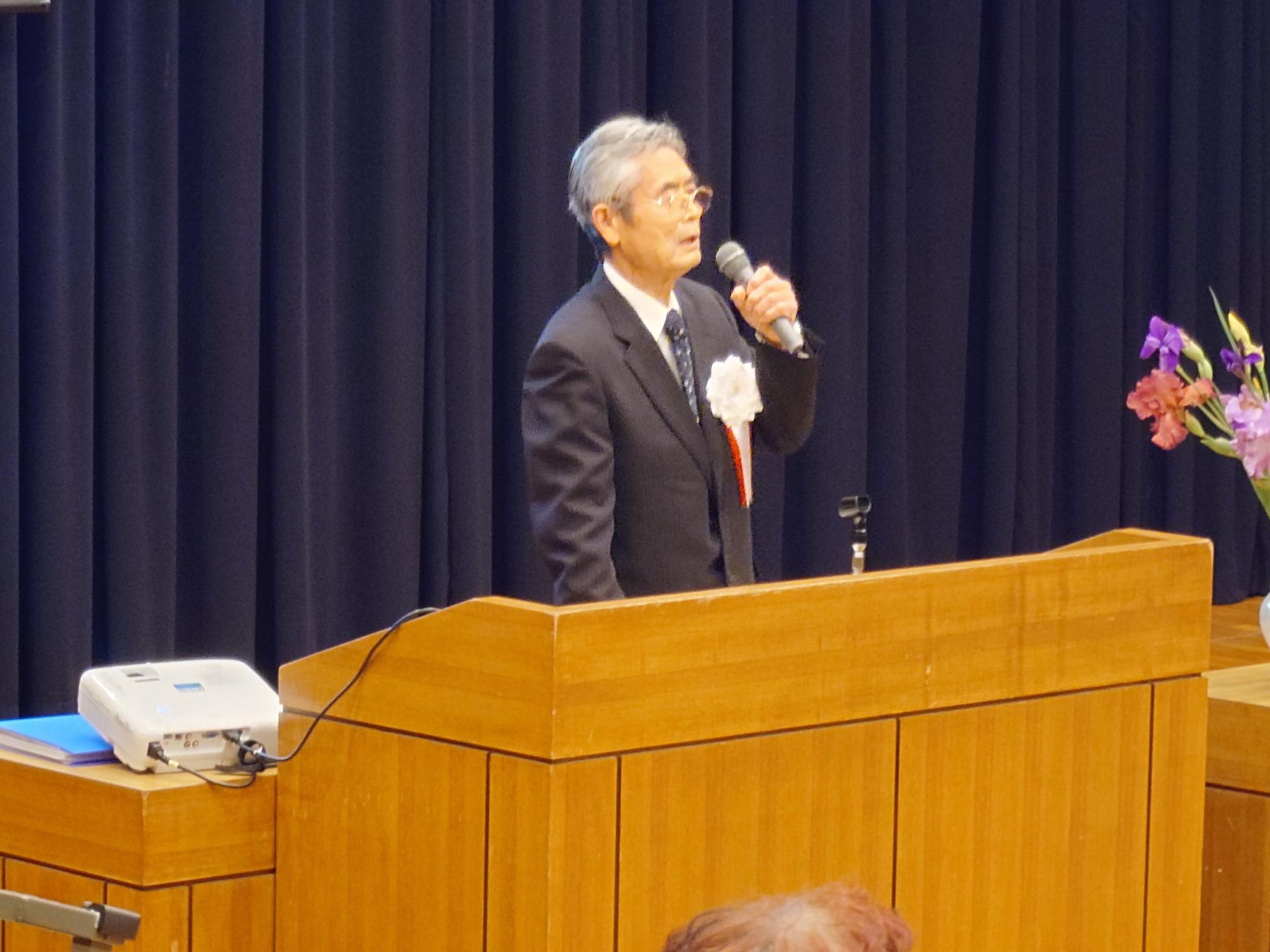 総会の進行をする伊藤会長