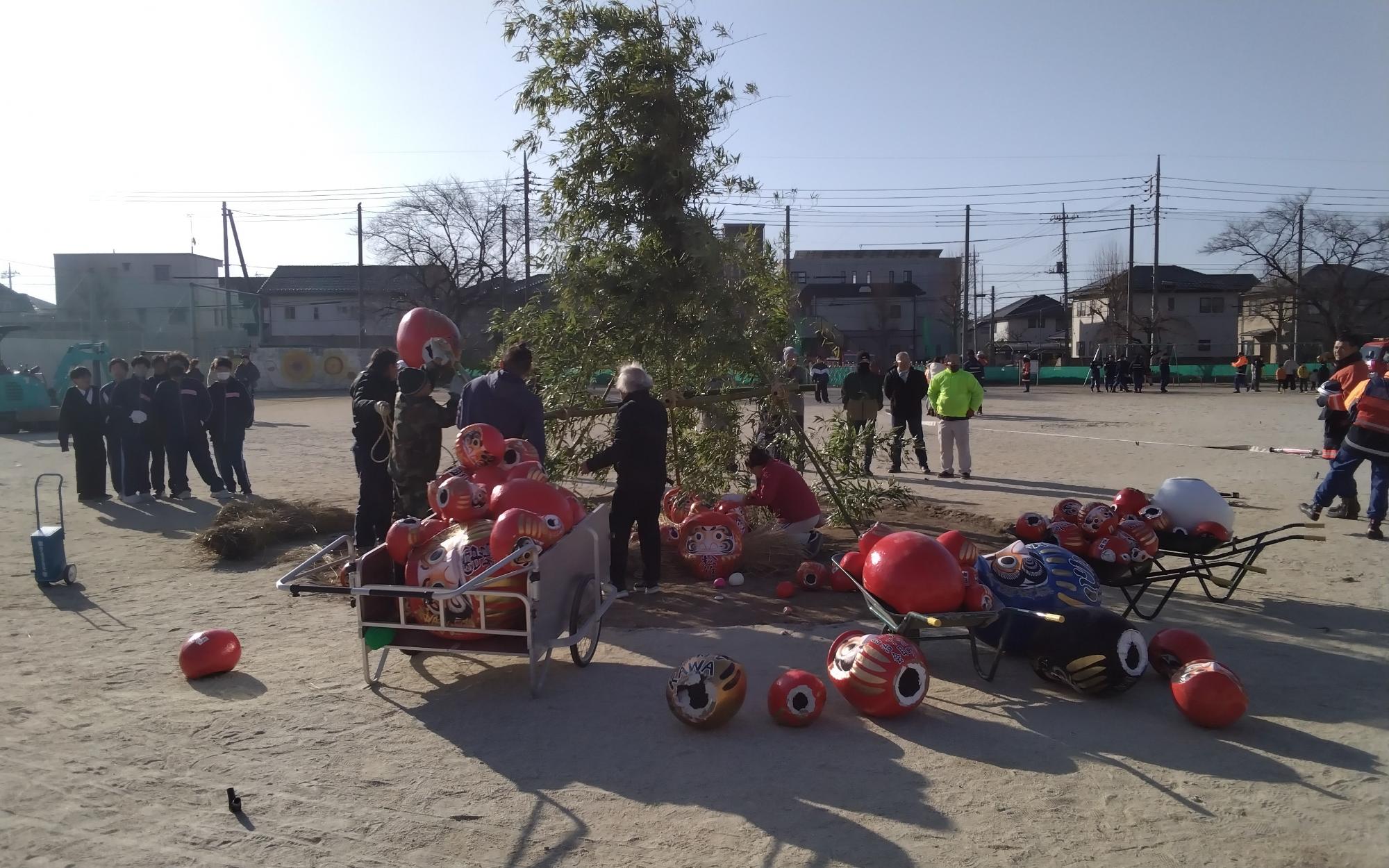 櫓にダルマを組み上げる様子