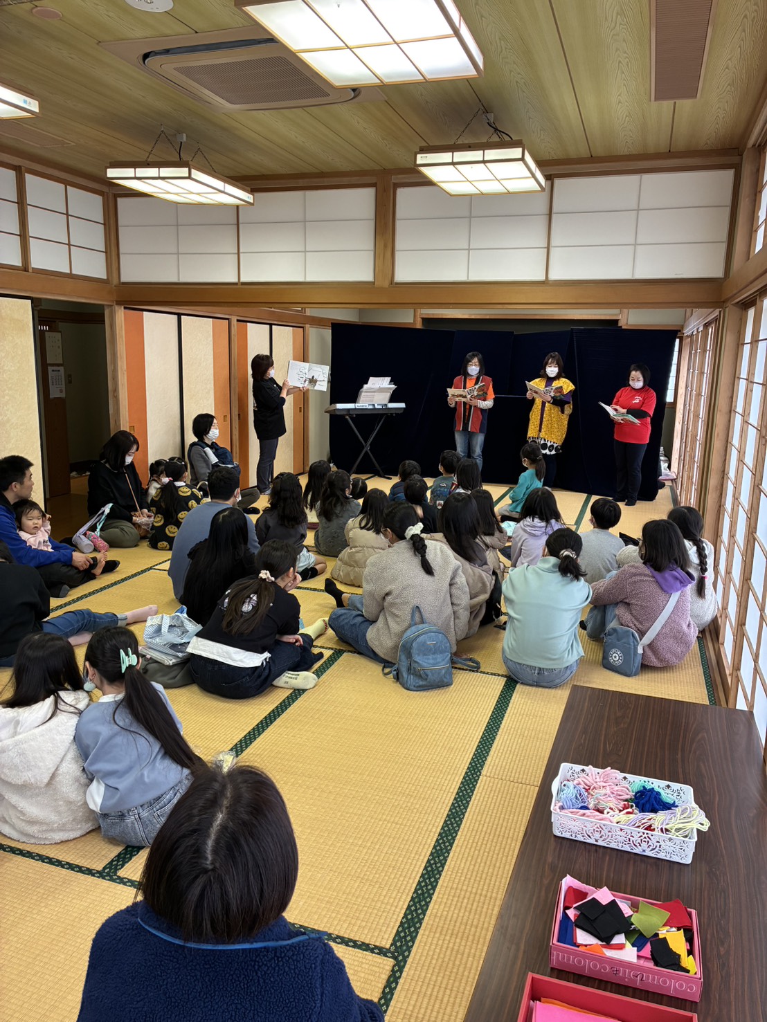 わたげの会による読み聞かせの様子