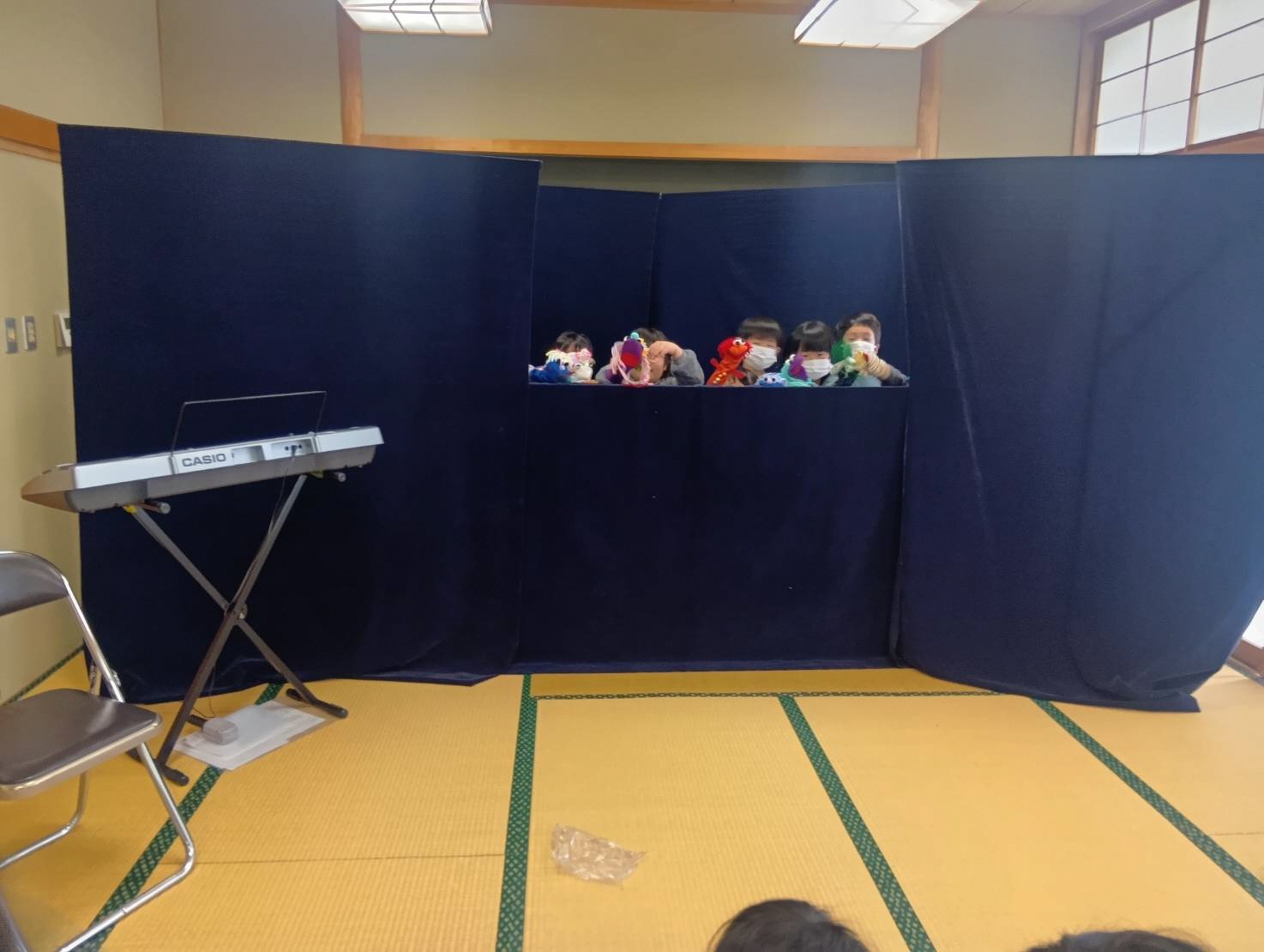 自分たちで作ったモンスターで人形劇をする様子