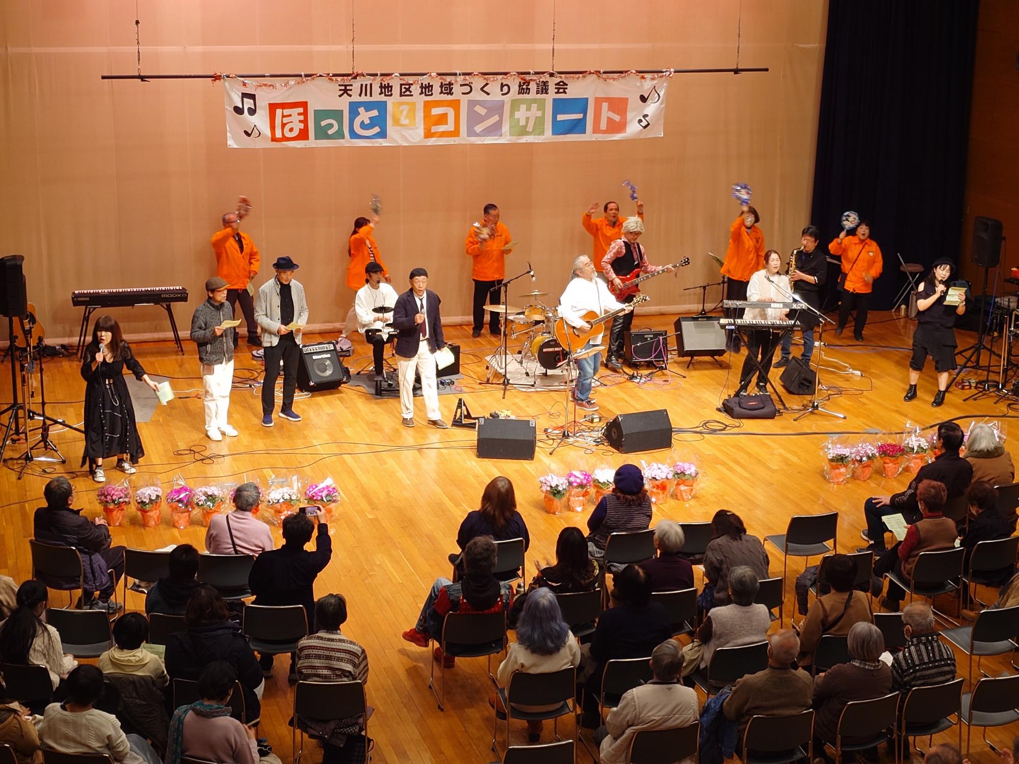 参加者全員で歌う様子