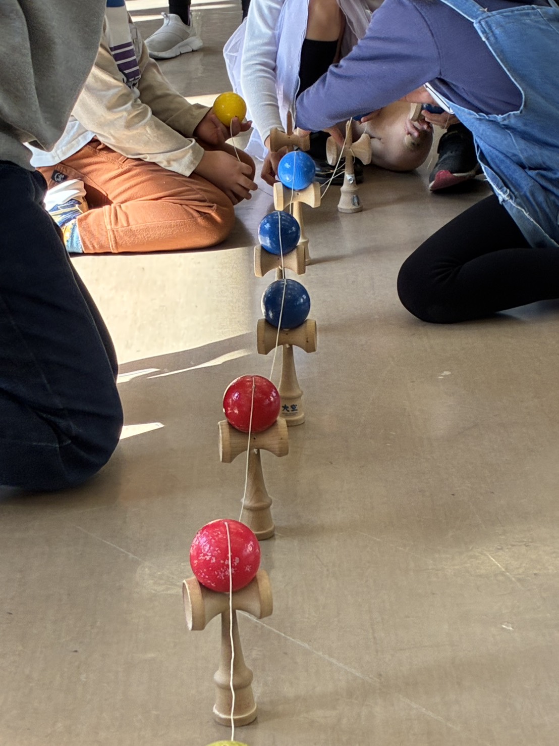 けん玉ドミノの準備をしている様子