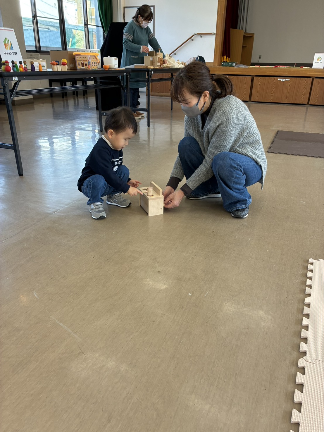 グッドトイで遊ぶ親子