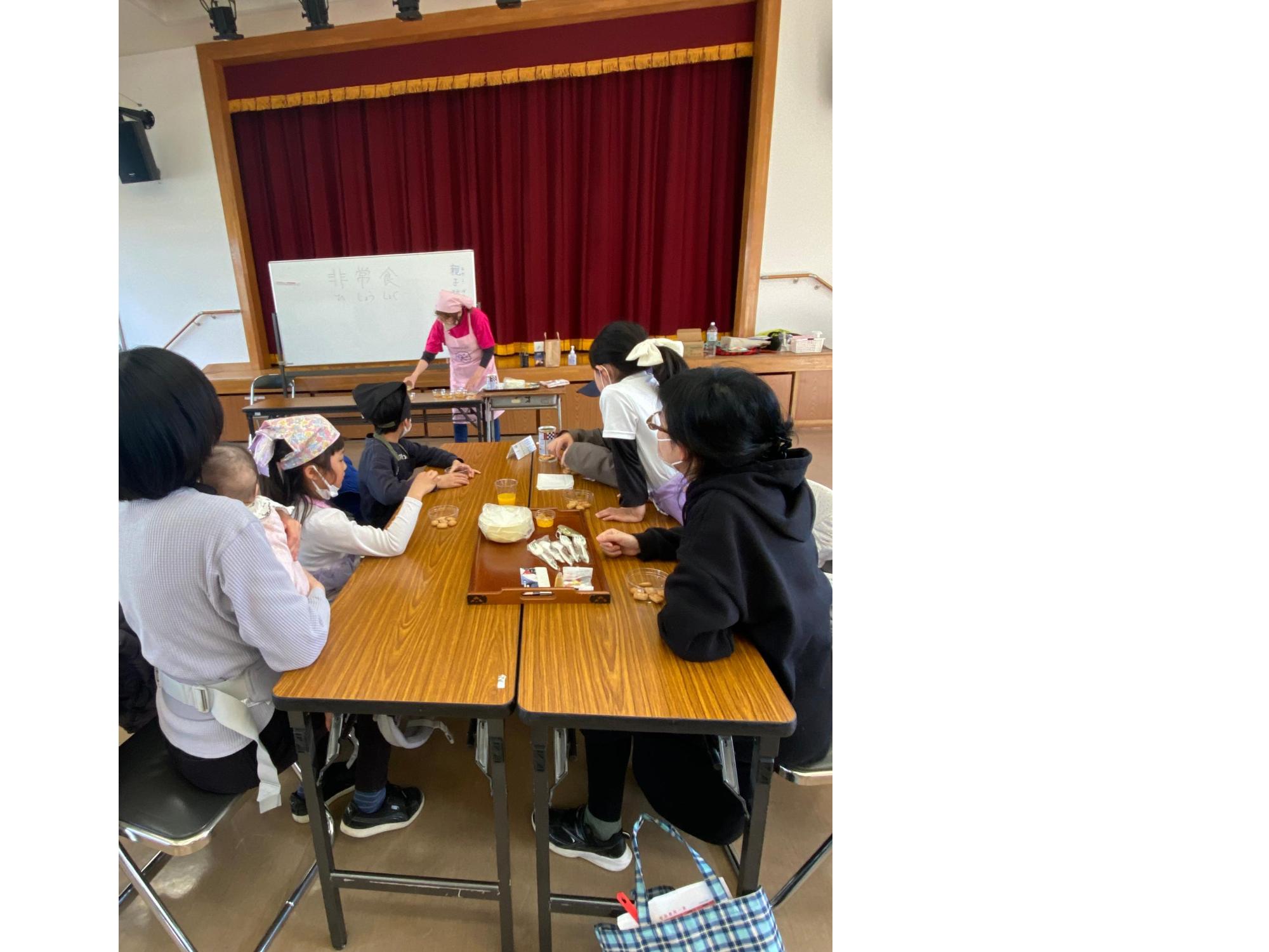 作り方を実演する講師