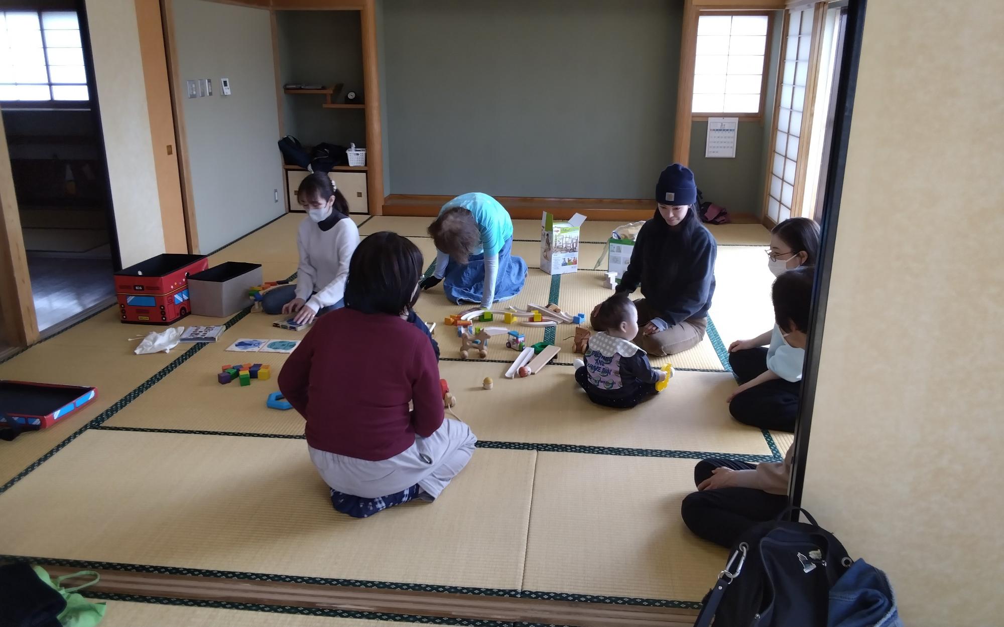 親子で遊ぶ様子