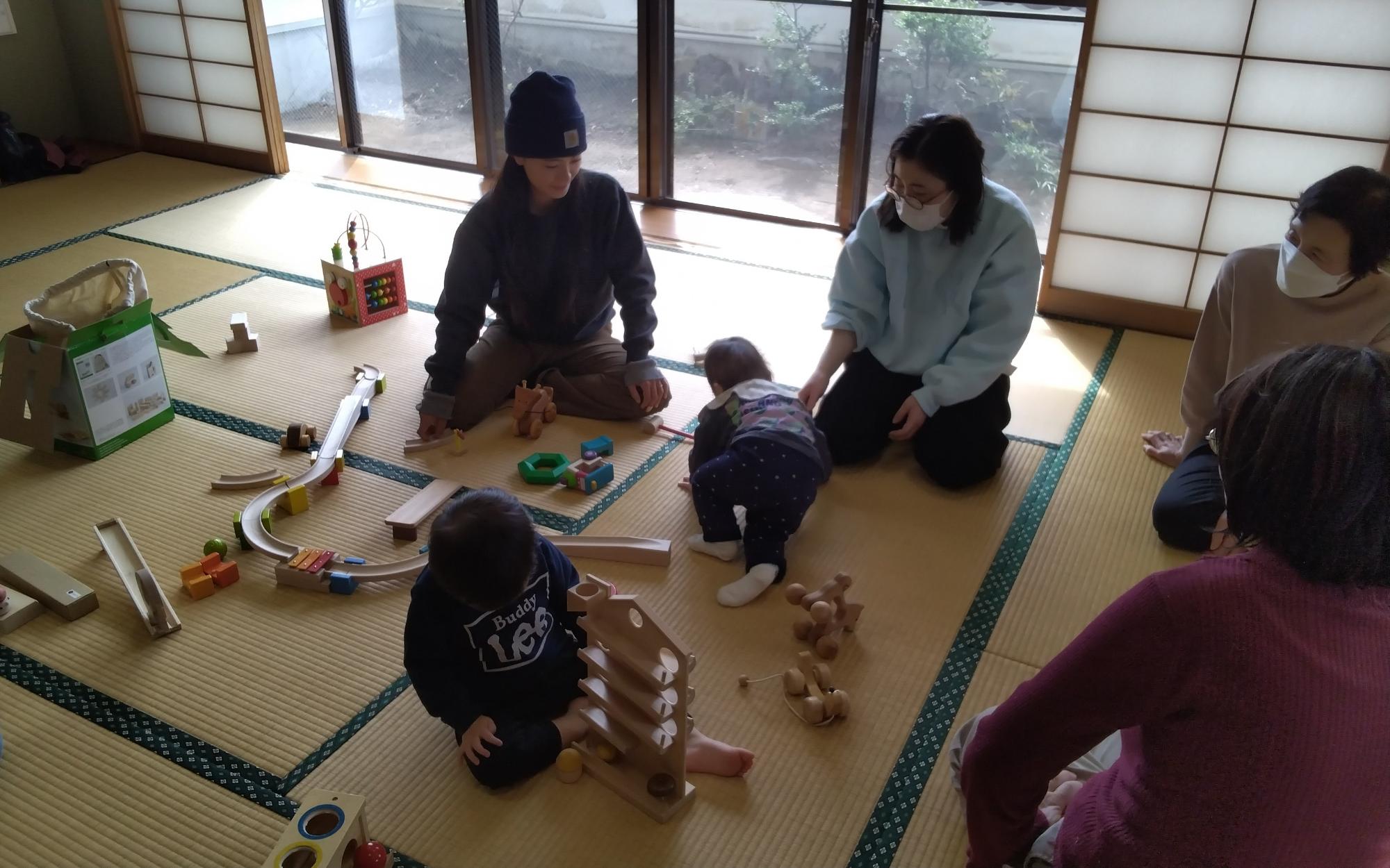 親子で遊ぶ様子2
