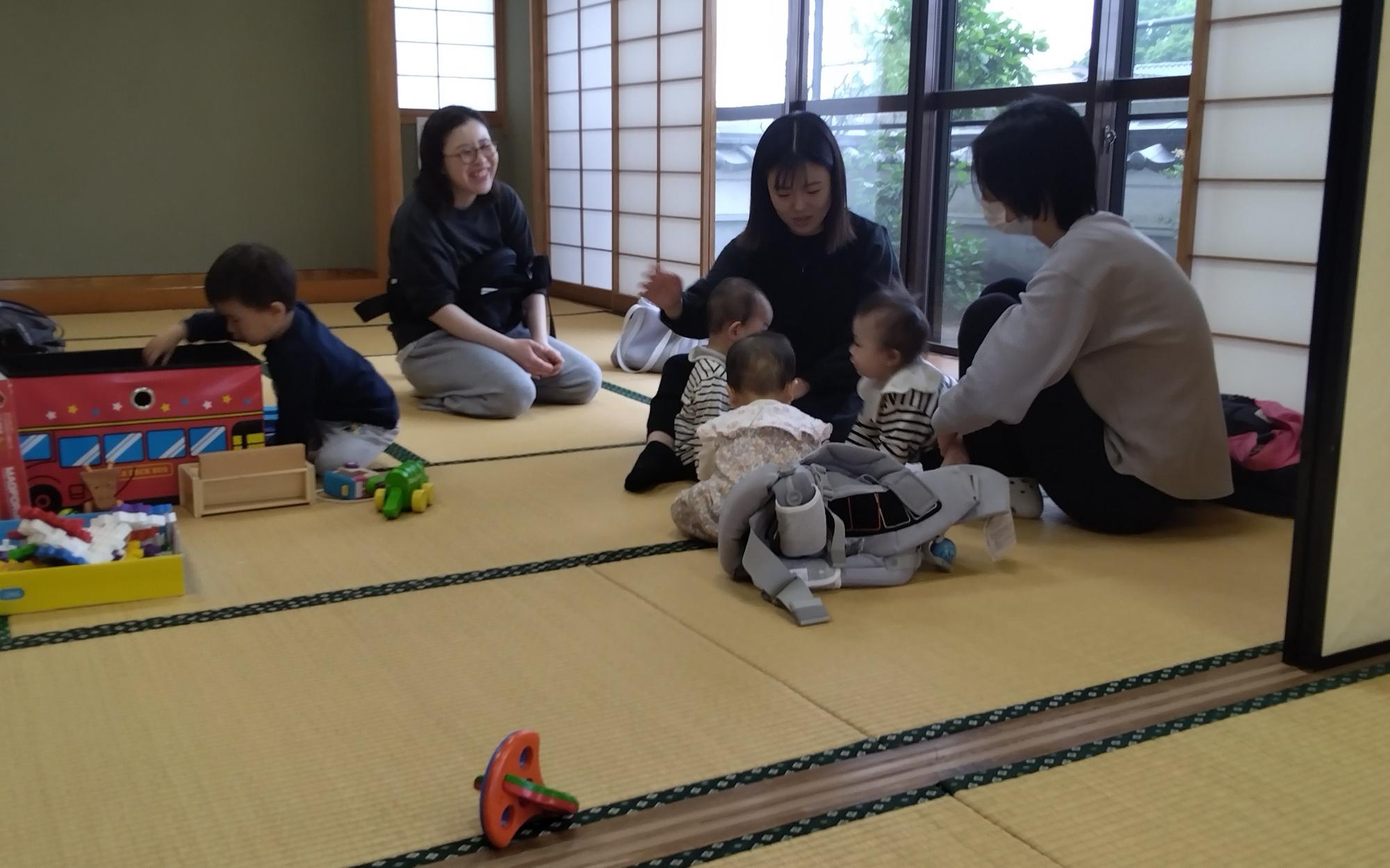 談笑する様子