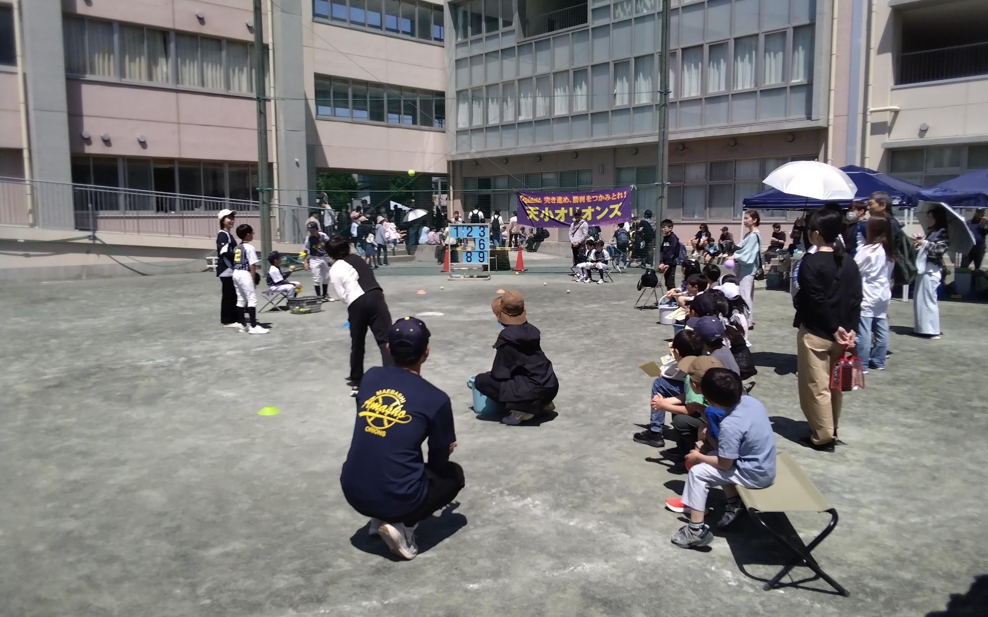 屋外でのストラックアウトの様子