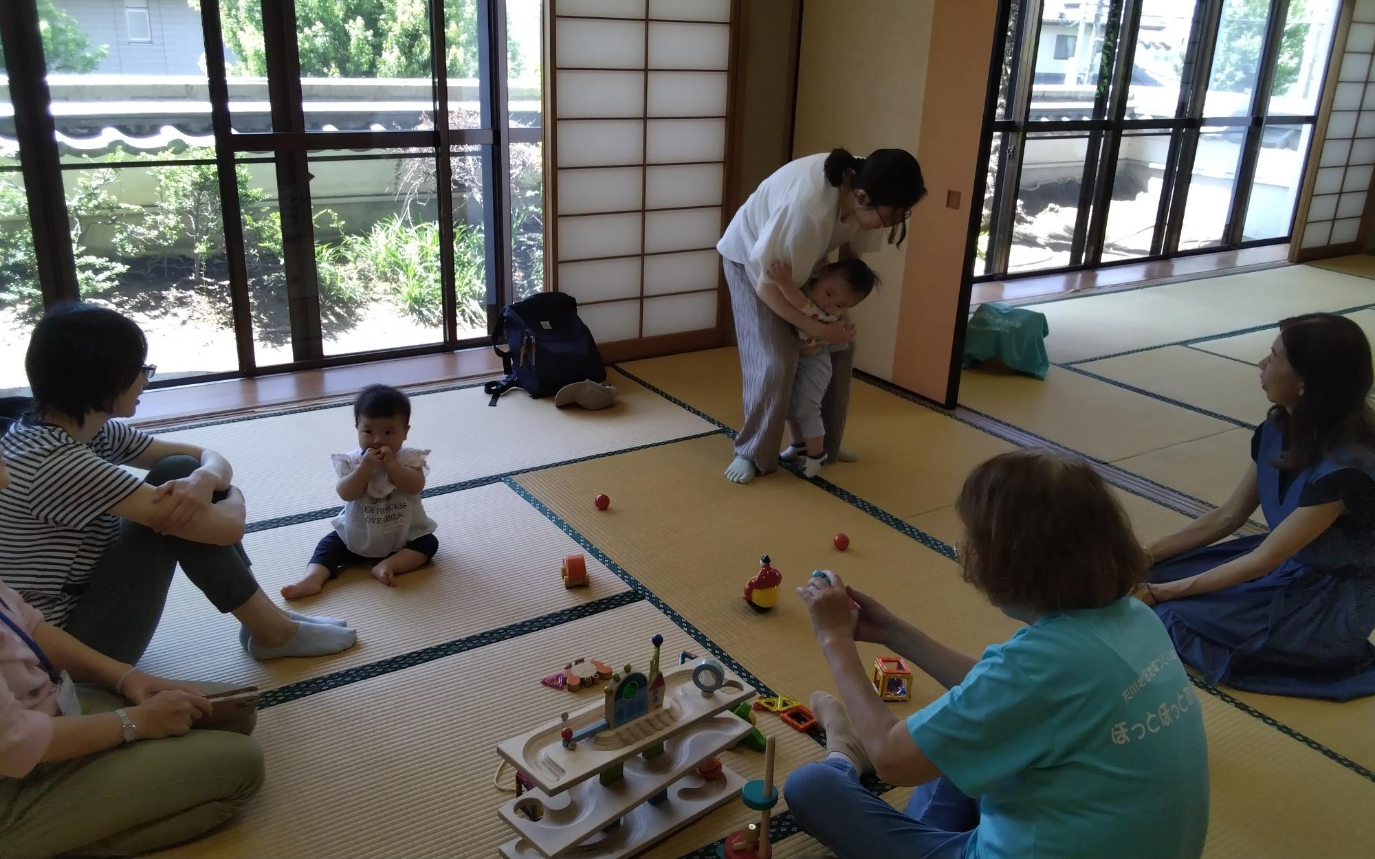 みんなで遊んでいる様子