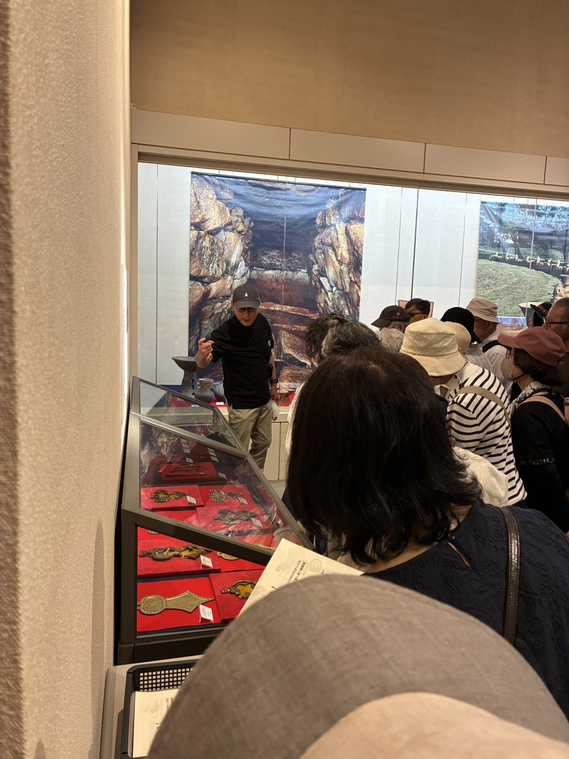 ガイドの説明を聞く参加者