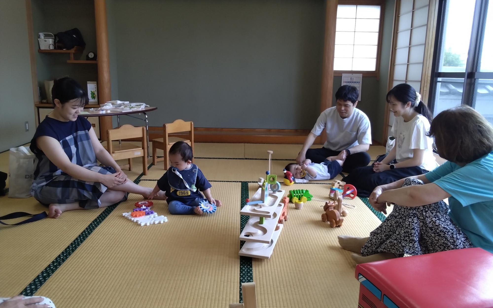 おもちゃで遊ぶ様子