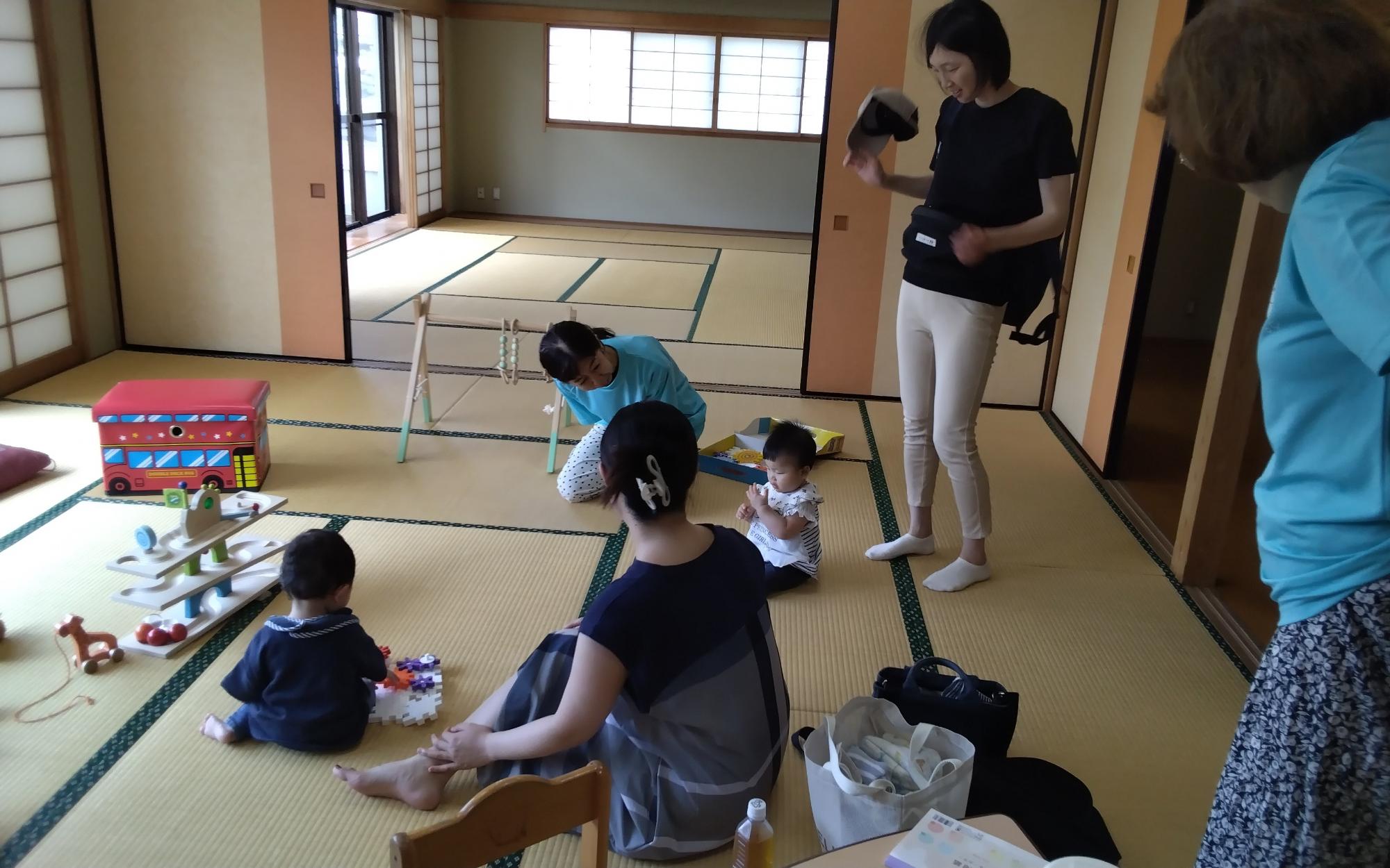 親子で楽しんでいる様子