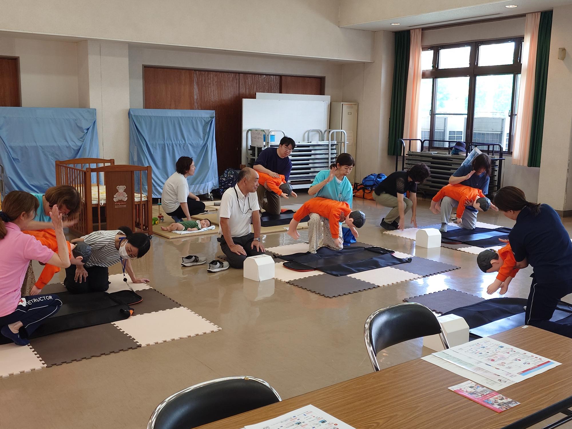 参加者による幼児人形を使った実技の様子