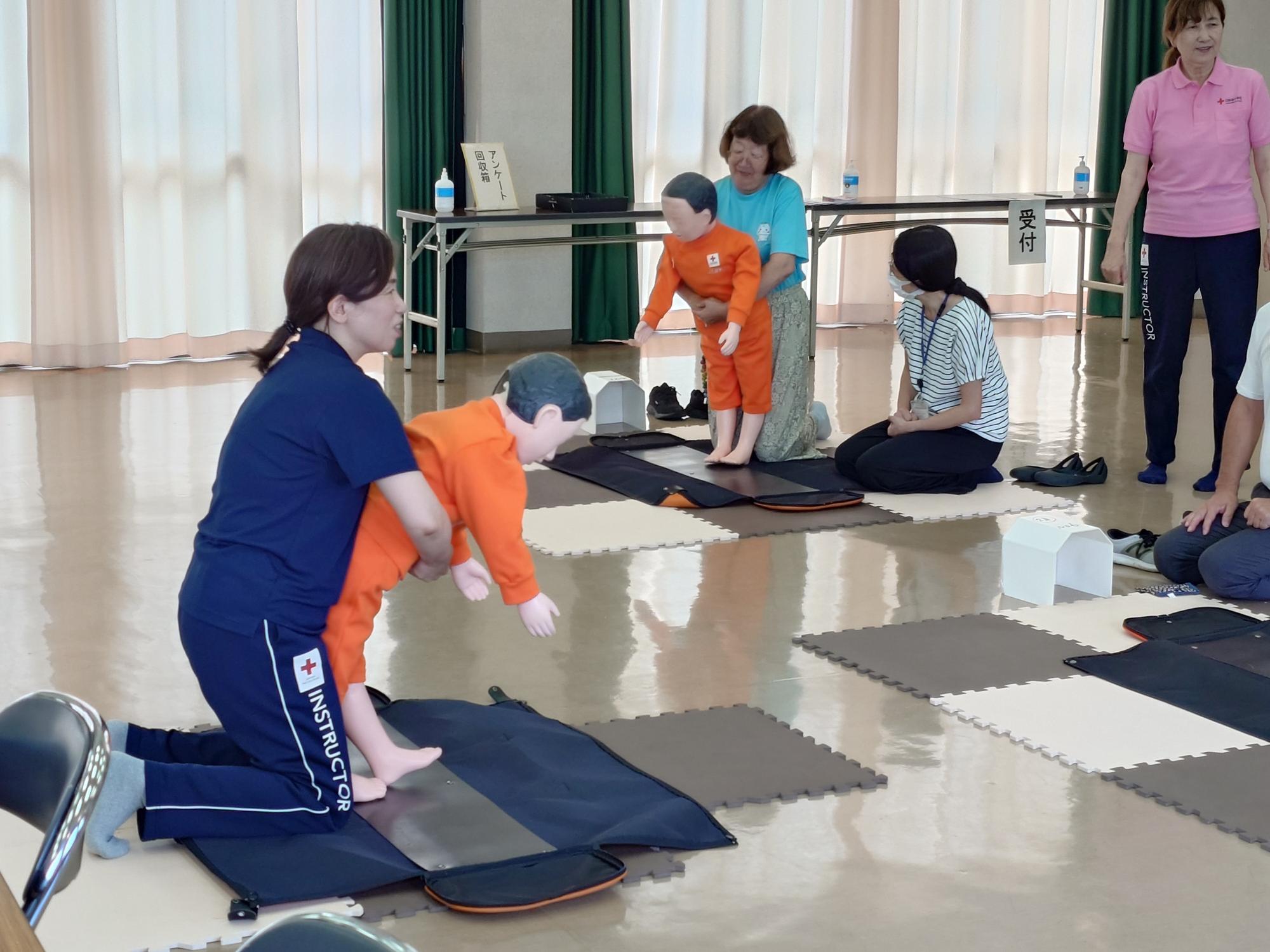 幼児を抱えての応急手当を学ぶ様子