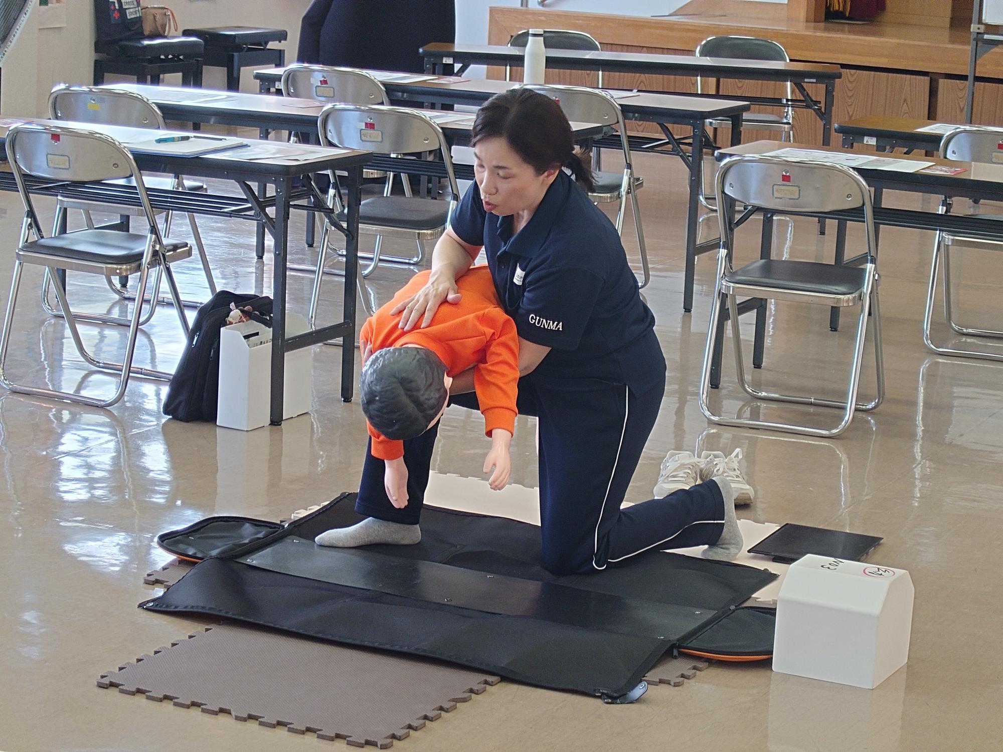 日赤指導員による応急手当の様子