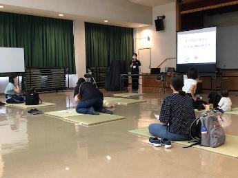 7月26日ぽかぽかでの赤十字幼児安全法講習会の様子
