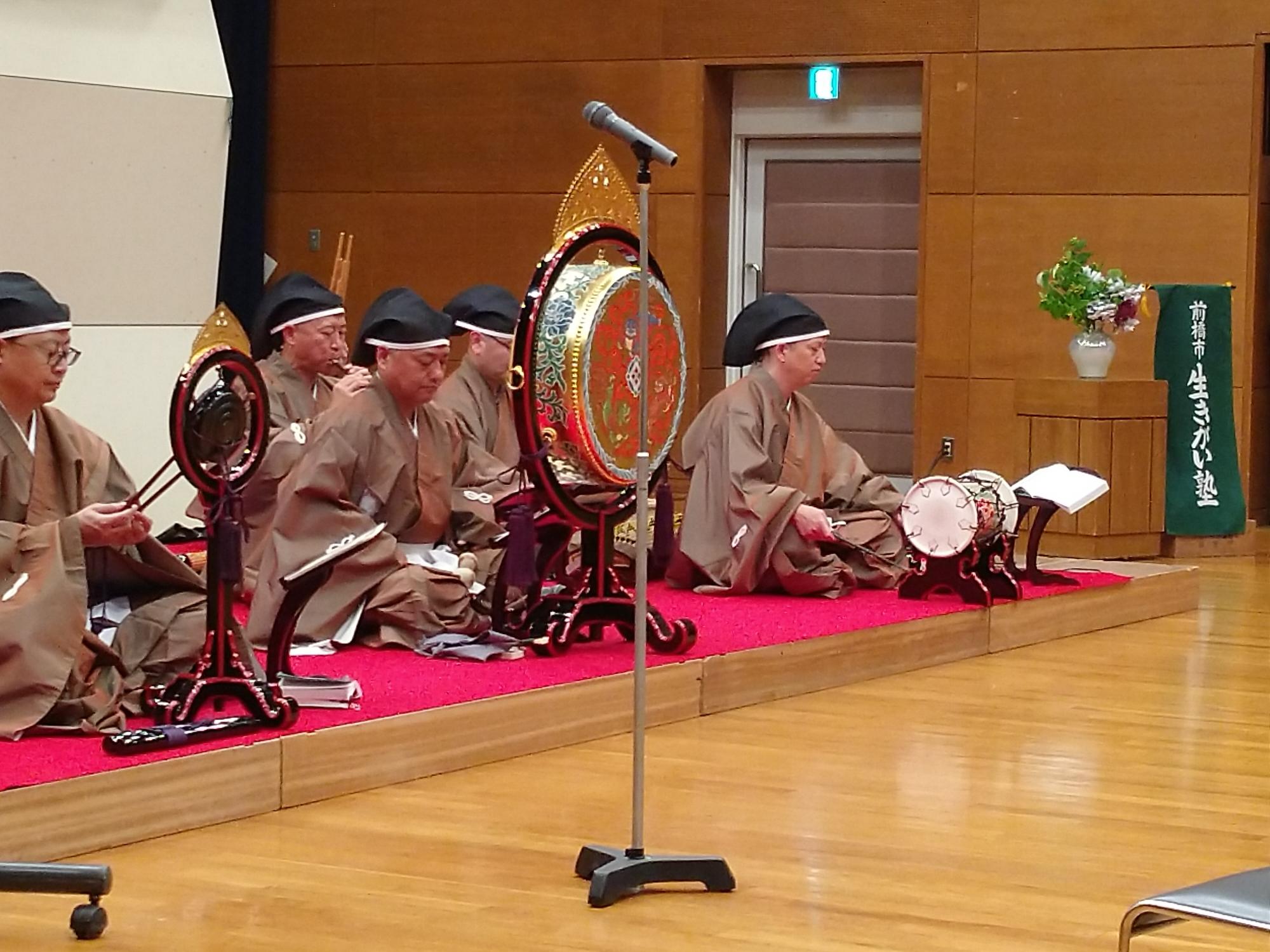 雅楽会の皆さんの演奏写真