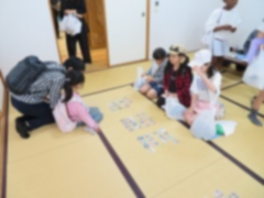 カルタ取りをする子どもたちの様子