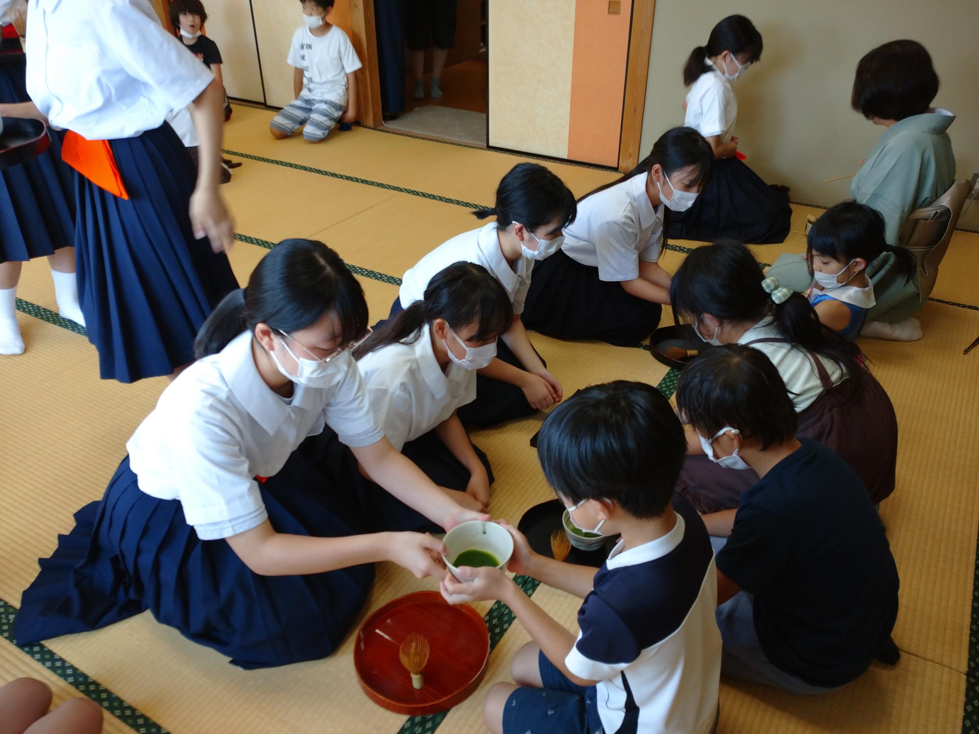 お茶をふるまう写真