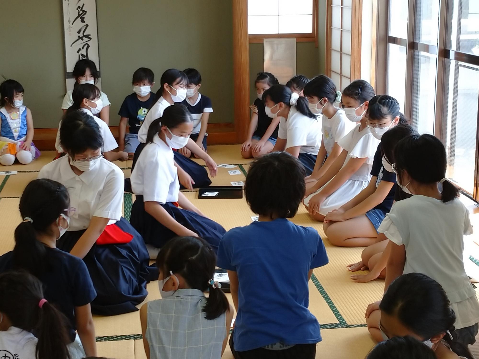 お菓子をふるまう写真