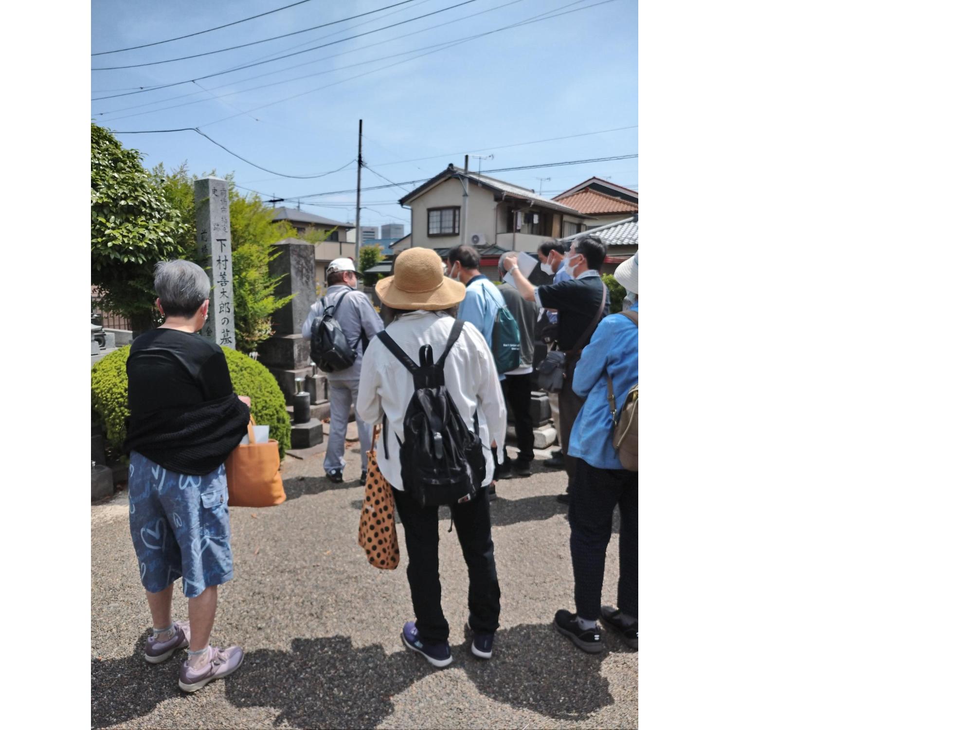 初代前橋市長下村善太郎の墓で説明を受けている写真