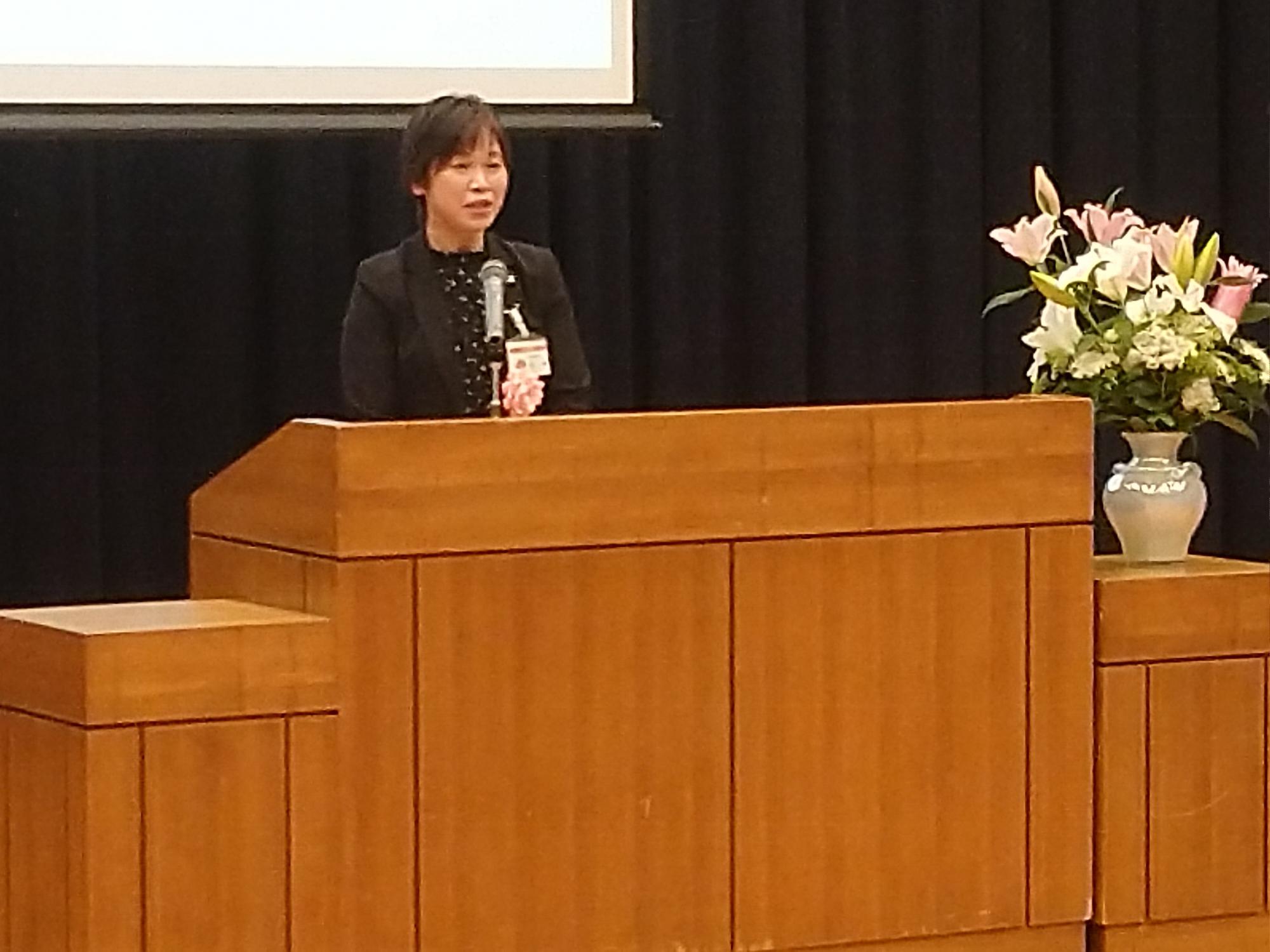 5月16日開講式で祝辞を述べる生涯学習課長(教育長代理)の写真