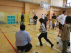 ストラックアウトで思い切りボールを投げる子どもの様子