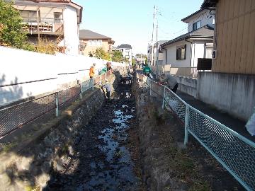 川の水を抜いて川床の清掃作業