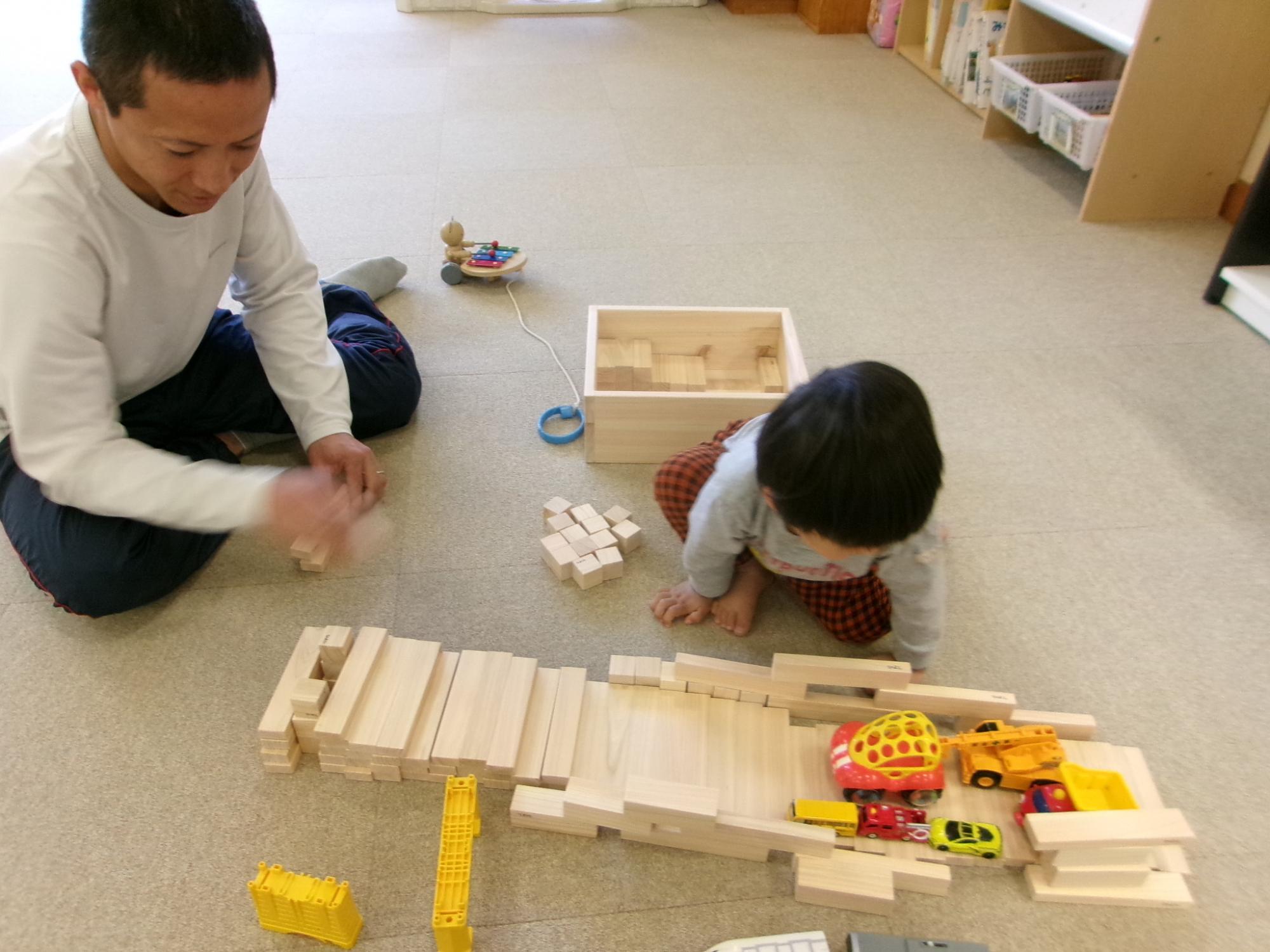 積み木で遊んでいる様子