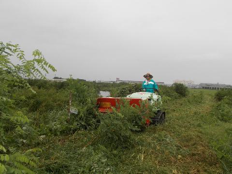 機械を使って作業する