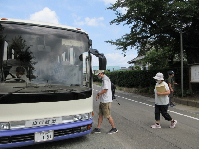 湯清寺見学後にバス乗車