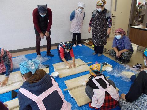 うどん粉を延ばす参加者