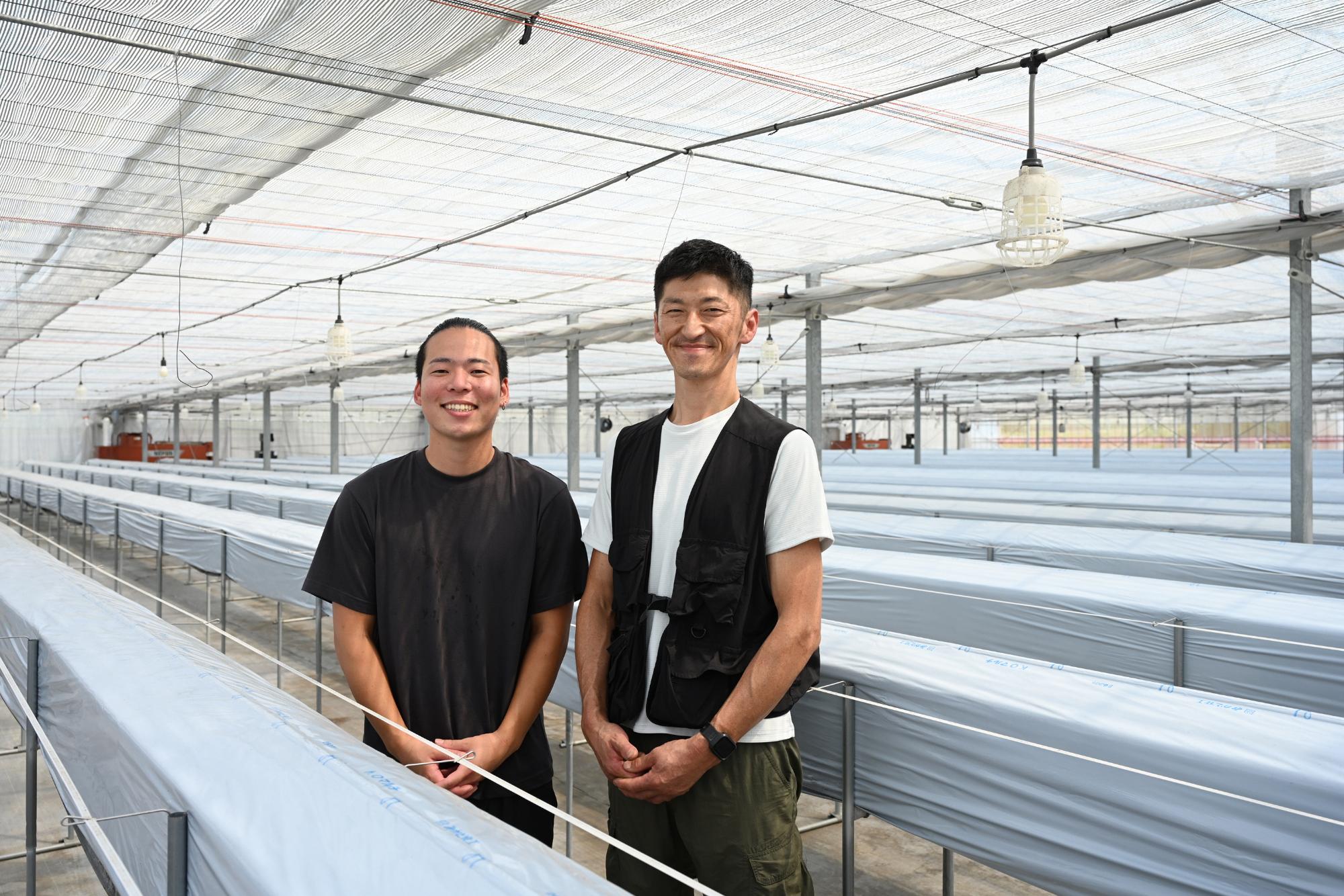 佐藤さんのいちごハウスにて撮影した大谷伸二さんと佐藤さん