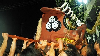 八坂神社で最後の厄除けをする暴れ獅子の写真