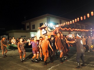 まつり本部で揉む暴れ獅子の写真