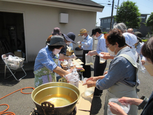 ポリ袋にお米や材料を入れます