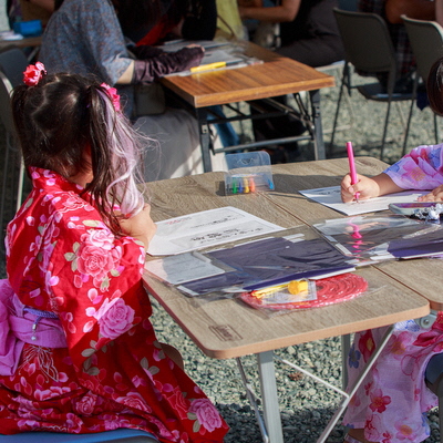 赤城山大沼で灯ろうを作っている写真