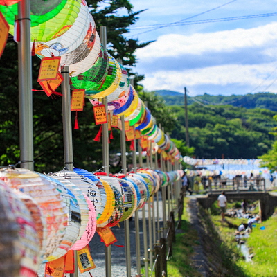 覚満川沿いの日台ランタン展示の写真