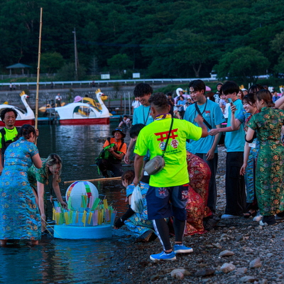 はたちのつどい実行委員会員が特別な灯ろうを流している写真