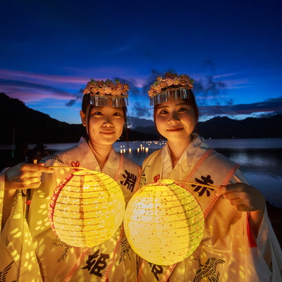 赤城姫、淵名姫がらんたんを持っている写真