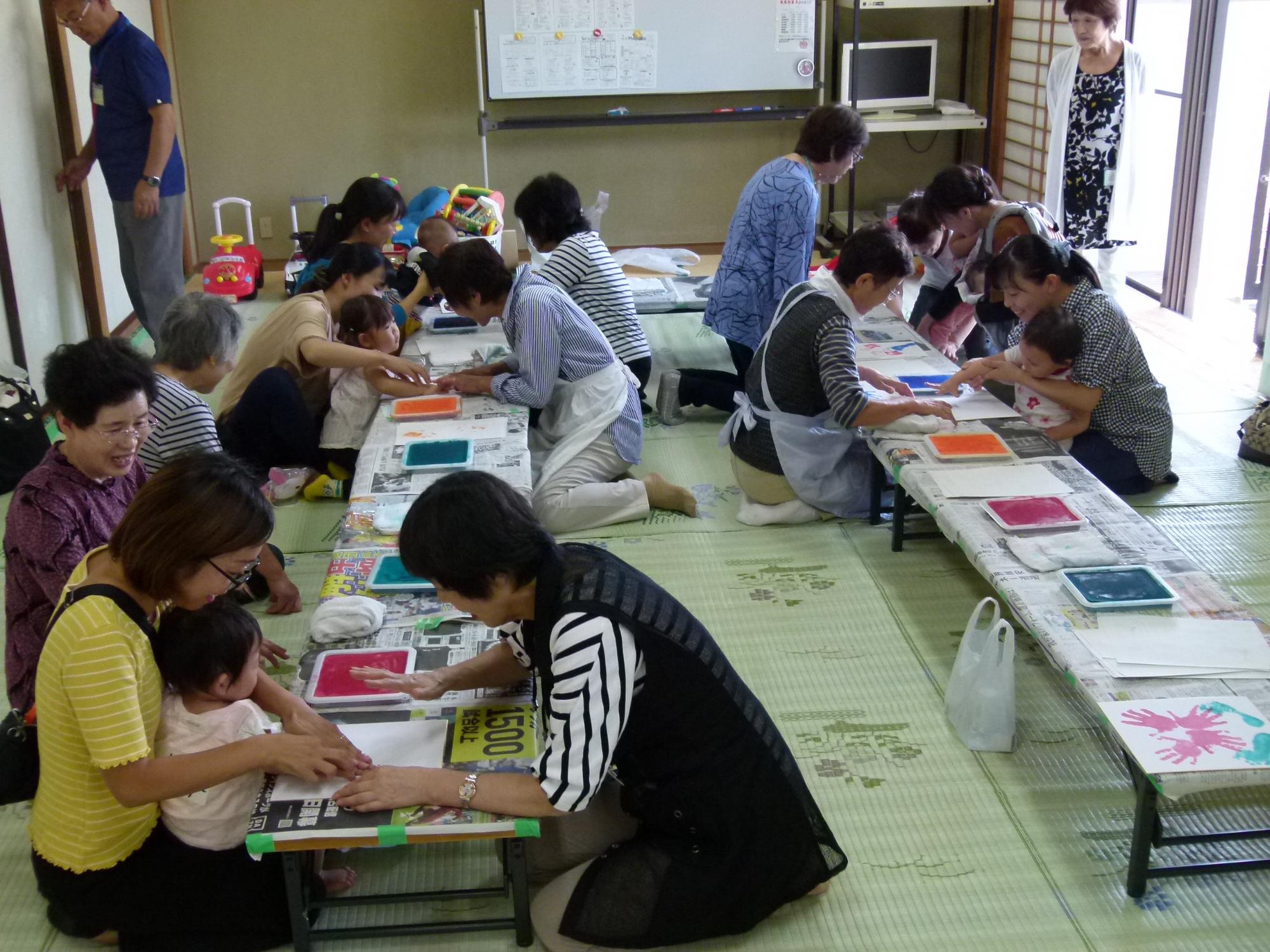 子育てサロンの手形遊び