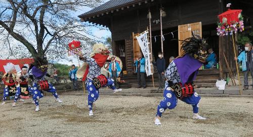 令和2年秋の清野町八幡宮における野良犬獅子舞奉納