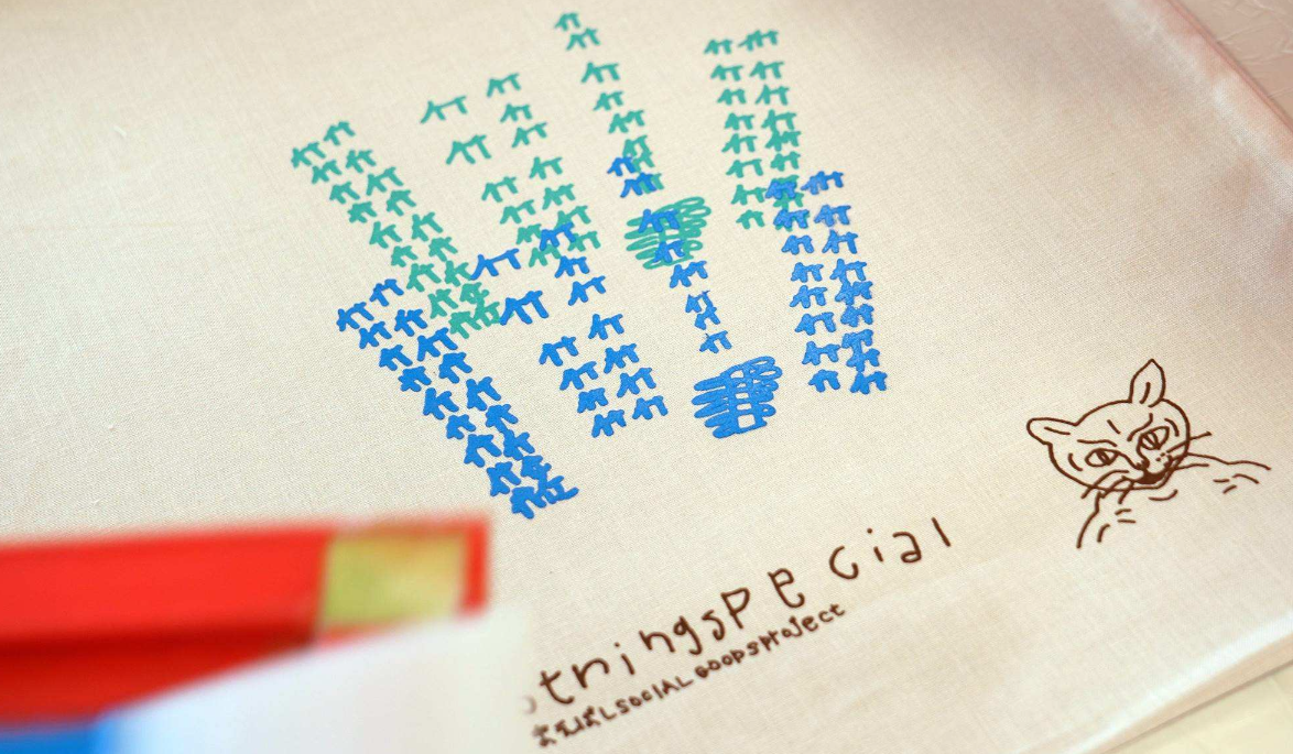 シルクスクリーンをする写真