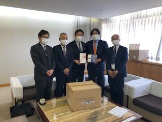 市長が永田紙業株式会社様からマスクをご提供いただく様子