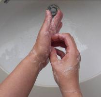 指の先も片方の手のひらに円を描くように洗う