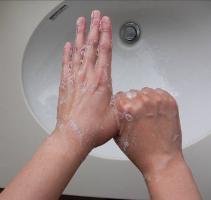 親指の付け根をねじり洗いで洗う