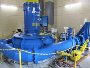 まえばし赤城山小水力発電所内に設置された立軸ペルトン水車発電機の写真