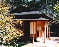 日本庭園内の茶室外観